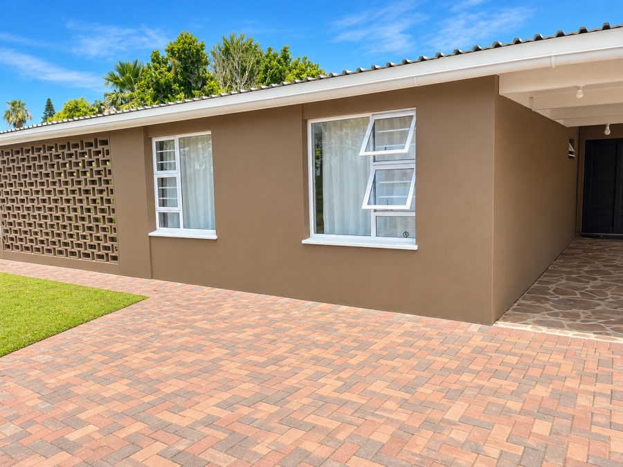 To Let 4 Bedroom Property for Rent in Beacon Bay Eastern Cape